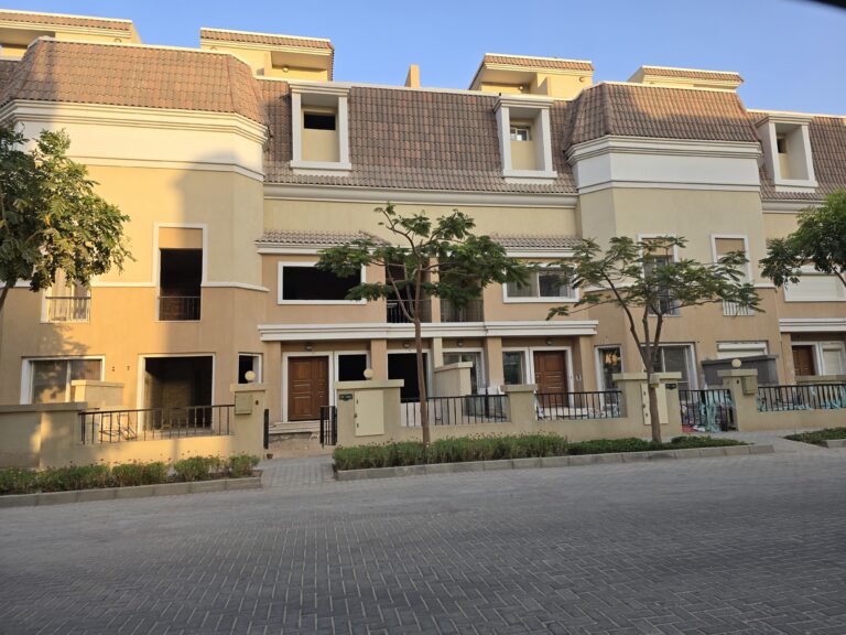 Townhouse elevation with arched ground-floor openings at Sarai, New Cairo